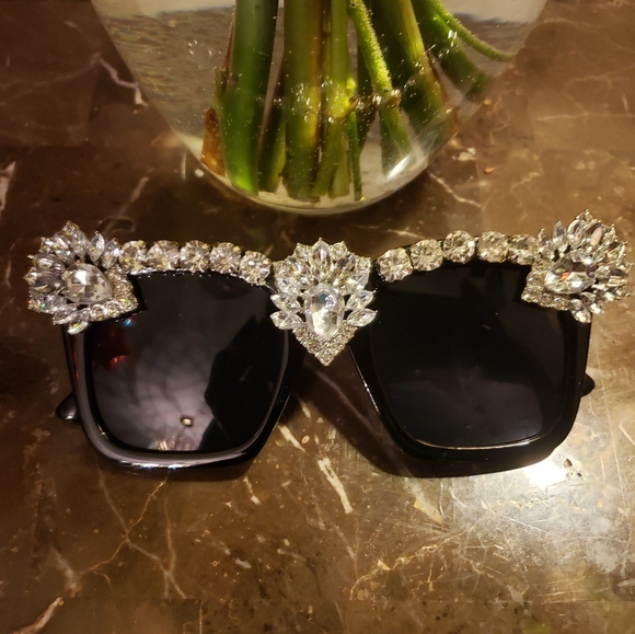 GoodWoman Sunglasses - Picture 4 of 5